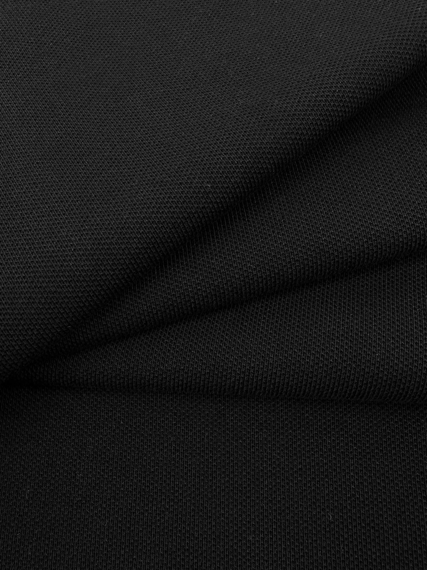Lacoste Crocodile Logo Polo Shirt Custom Glazed Bee Extract Cotton Delicate and Soft Comfortable Breathable Soft Black with a Breathable Feeling Not Heavy and Unobtrusive Using the Most Calm Tones to Interpret French Relaxation The Iconic Little Crocodile Comes to Your Heart On the Pure Black Canvas, it outlines a low-key edge with a vivid attitude and simplifies the complexities. It uses black as the base and green crocodile as the print to show the texture and brand heritage in a low-key manner. Process 1: Use car seal technology Make independent embroidery chapters through computer embroidery, then position them and sew them to fix them on the clothes. They have a strong three-dimensional effect, are strong and washable, and have stable quality. Process 2: The fabrics have been fermented and washed. They have a better feel and texture. They are not easy to deform, not easy to shrink, not easy to fade, and maintain long-term beauty. Accessories: Customized 1:1 Lacoste crocodile logo Customized 1:1 Lacoste trademark Version: Fitted version Size: S M L XL Style number: CC 968